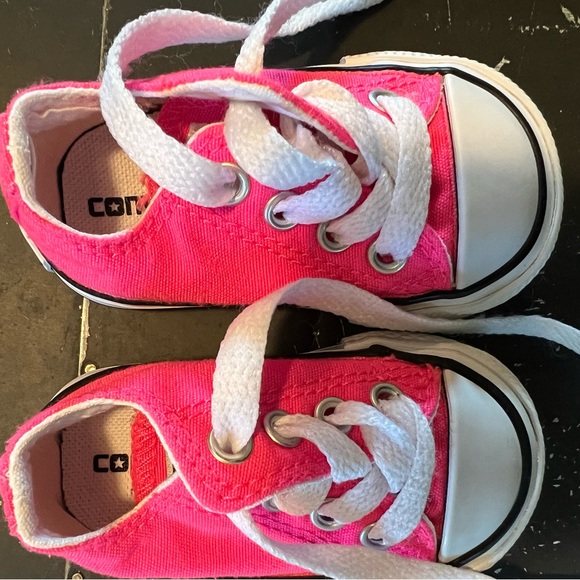 EUC Infant Converse Chuck Taylor All Star Knockout Pink Sneakers - Picture 2 of 6
